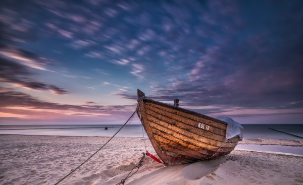 Деревянная лодка в океане