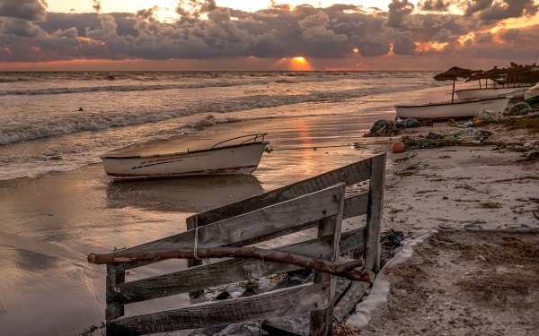 Старая лодка на берегу моря