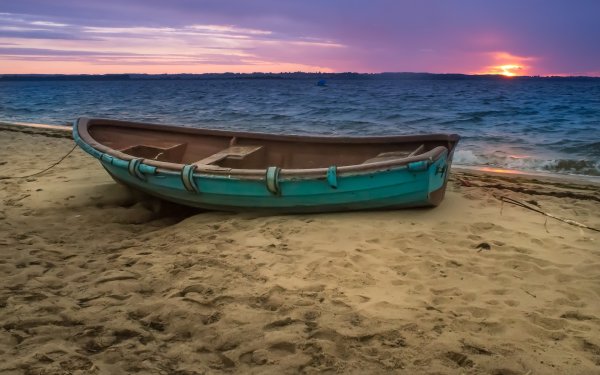 Лодка в море