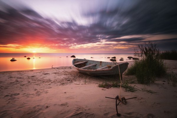 Лодка на берегу моря