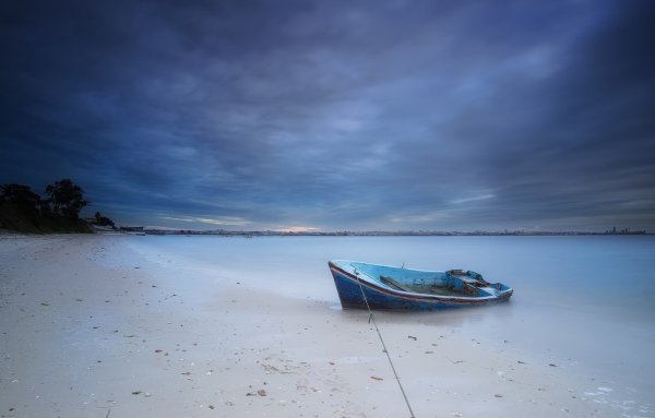 Лодка в океане