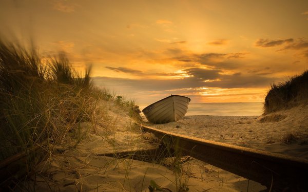 Лодка на берегу моря