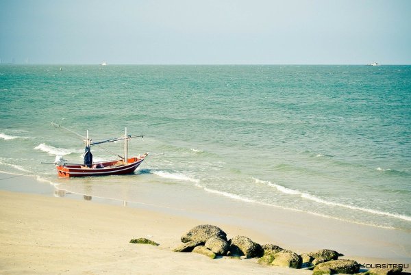 Лодки на берегу океана