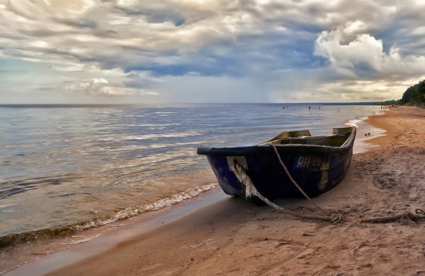 Лодка на берегу моря