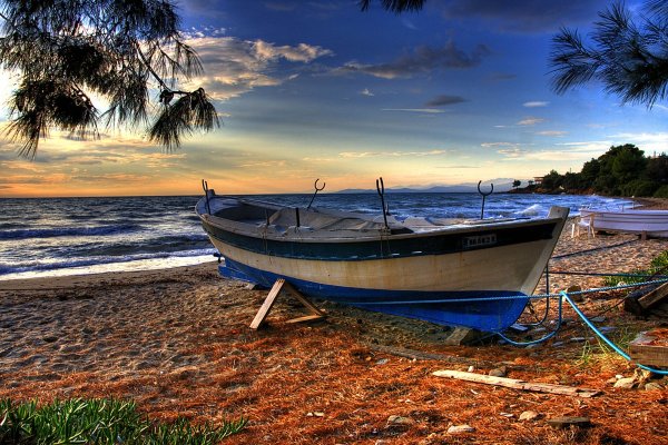 Лодка в море