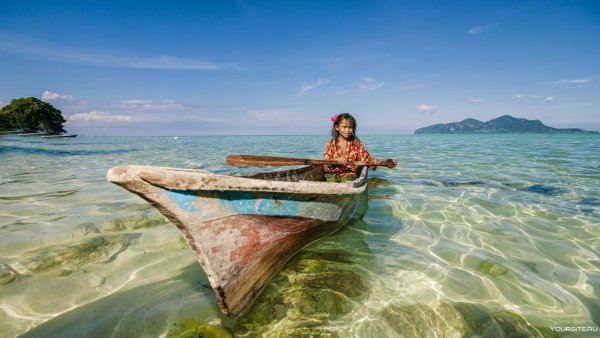 Лодка у берега моря