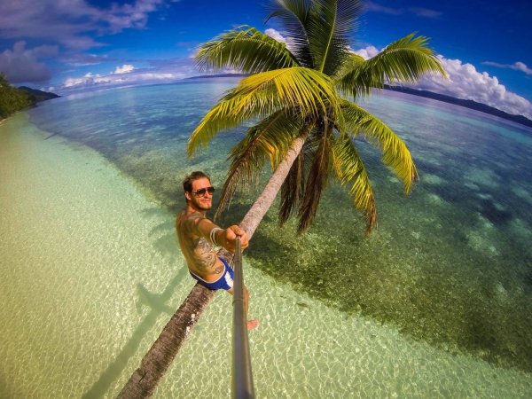 Парни на пляже