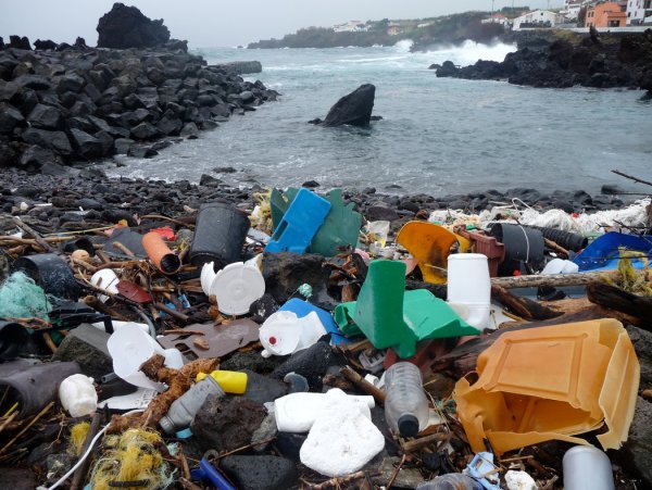 Пластиковые отходы в море