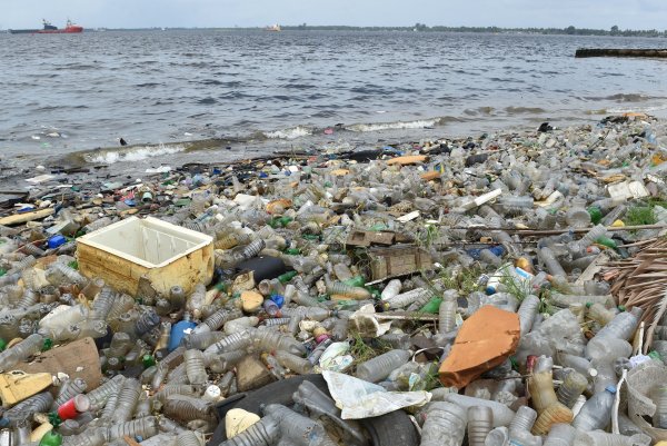 Пластиковые отходы в море