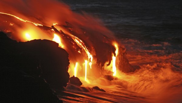 Костер на берегу моря