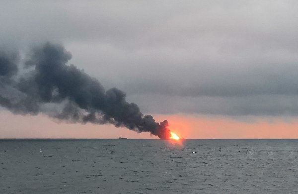 Фотосессия с огнем на море
