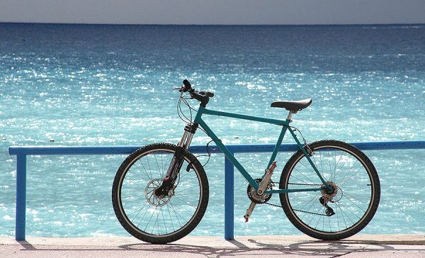 Велосипед на берегу