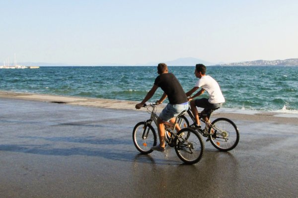 Велосипедист на море