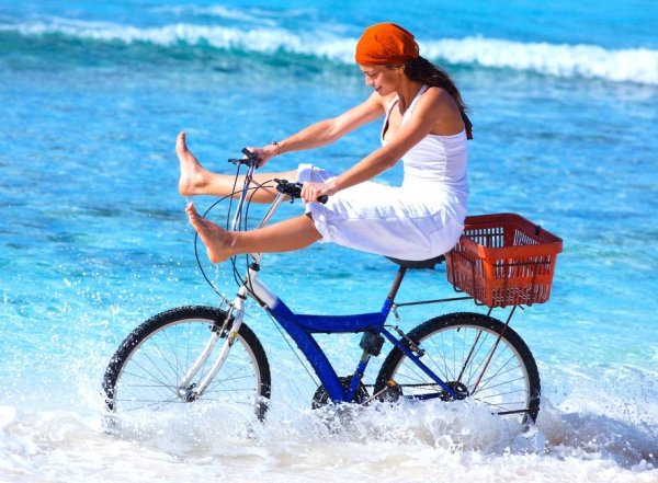 Катание на велосипеде на море