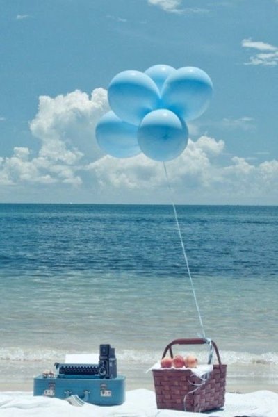 Воздушные шарики на море