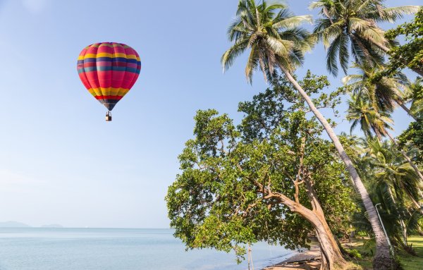 Голубое небо с воздушными шарами
