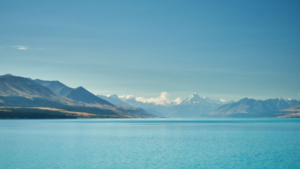 Фон панорама на два монитора море с горой медведь