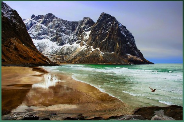 Две горы в море