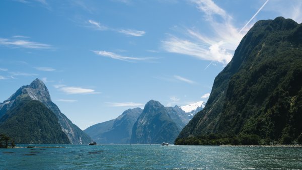 Пейзаж море и горы