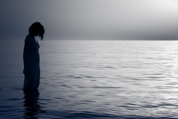 Одинокая девушка на берегу моря