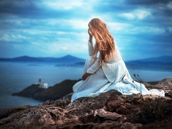 Одинокая девушка у моря