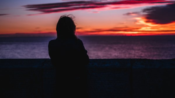 Девушка грустит на берегу моря