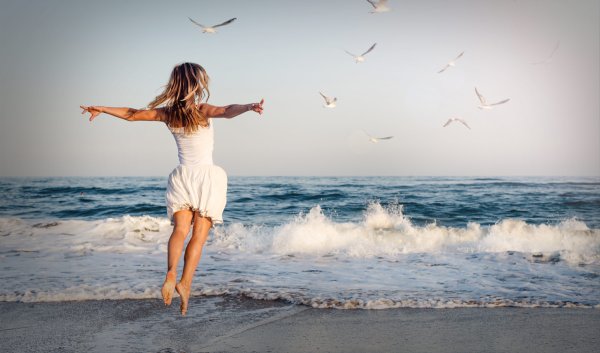 Счастливая женщина на море