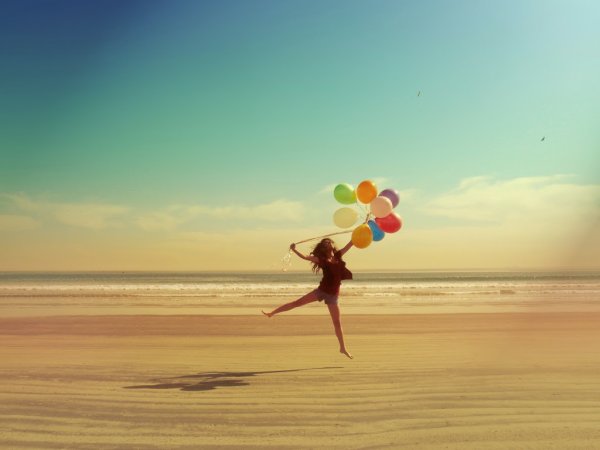 Счастливая девушка со спины