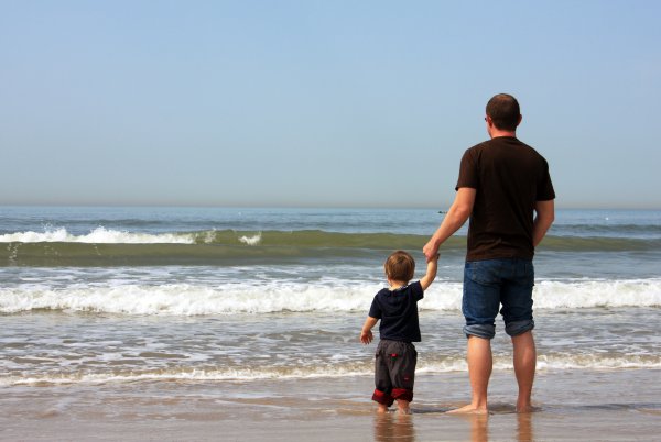 Отец и сын на море