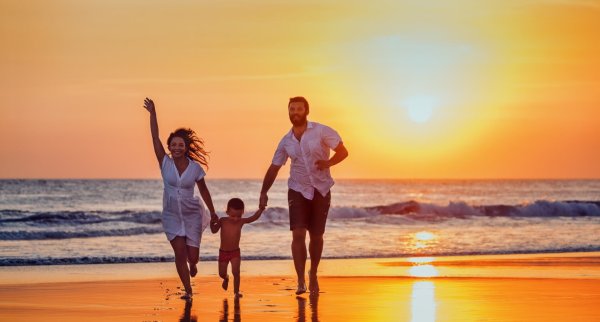 Счастливая семья на море