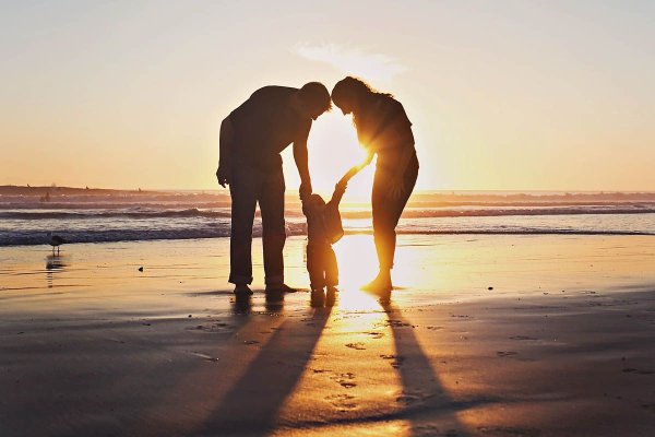 Счастливая семья с двумя мальчиками