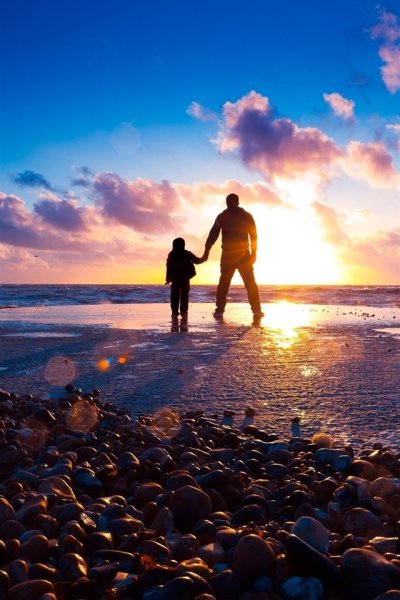 Счастливая семья на закате