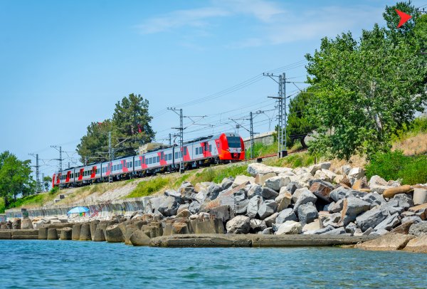 Железная дорога в Сочи вдоль моря
