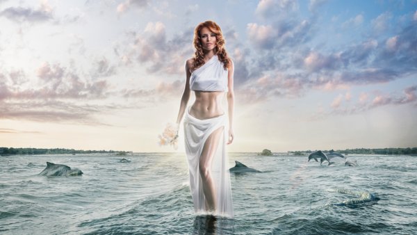 Девушка выходит из воды