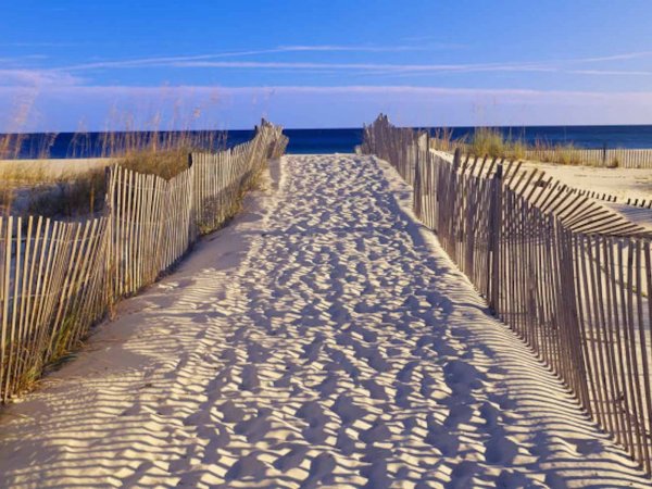 Заборы вдоль моря