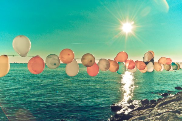 Шарики на море