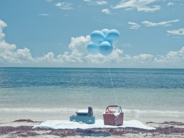 С воздушными шарами на берегу моря