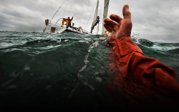 Девушка в черной воде