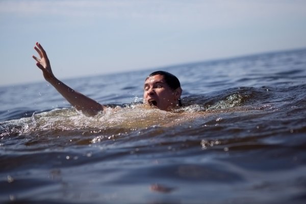 Человек тонет в воде