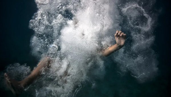 Тонущий человек под водой