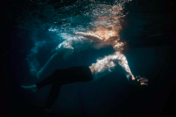 Тонет в море