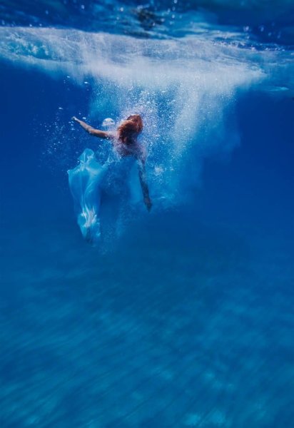 Тонущий человек под водой