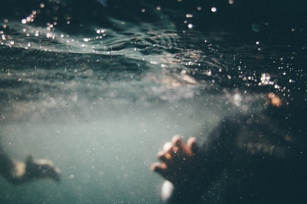 Девушка тонет