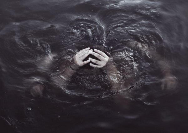 Человек тонет в море