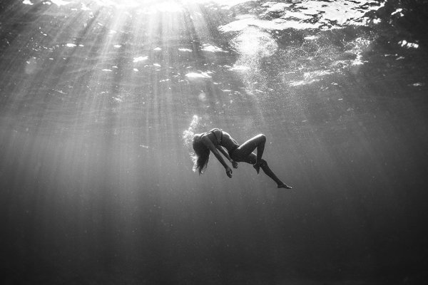 Человек падает на дно