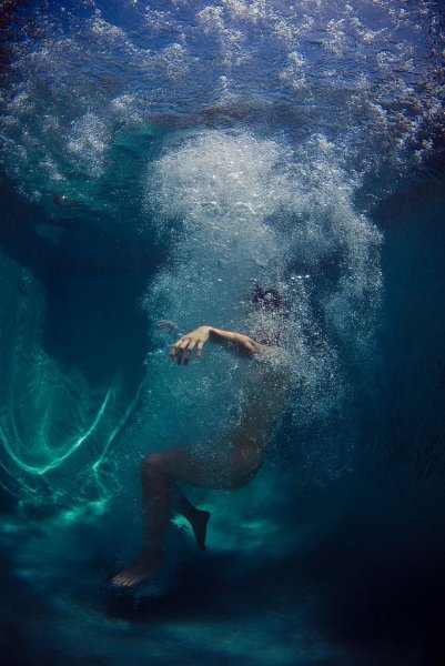 Человек падает в воду