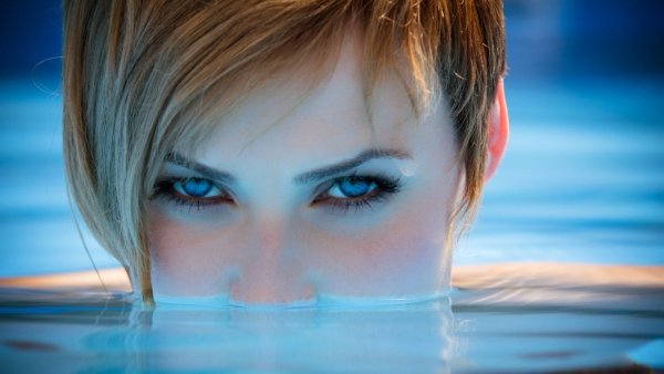 Девушка с глазами цвета моря