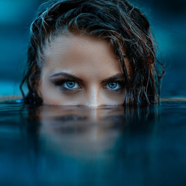 Пронзительный женский взгляд