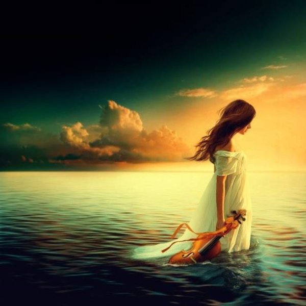 Девушка со скрипкой на берегу моря