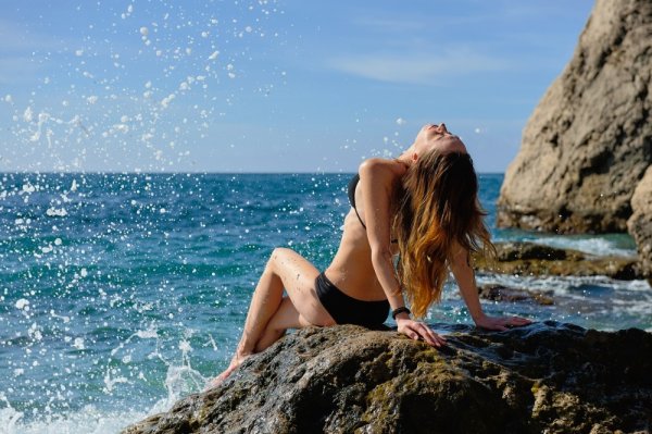 Море волнуется девушка